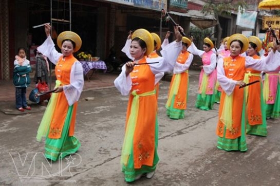 ​Du khách đến hội được xem biểu diễn các điệu múa truyền thống đất Thăng Long.