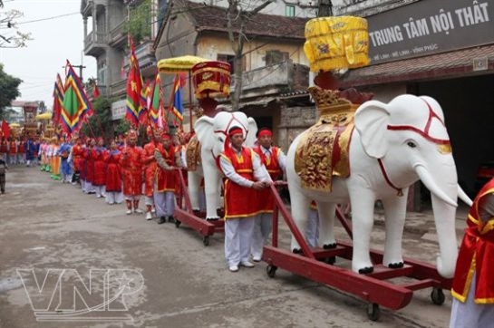 Lễ rước kiệu vua, voi chiến cùng các lễ vật từ Đình Hạ Lôi đến Đền thờ Hai Bà Trưng.