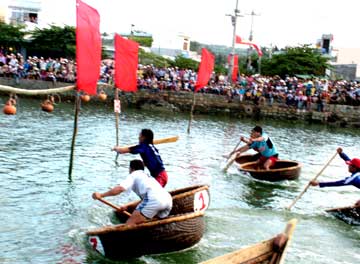 Lễ hội đua thuyền đầm Ô Loan Tuy An