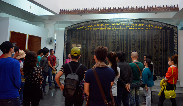 Ngay từ cầu thang đi lên để vào bảo tàng, là tấm bia lớn ghi tên nạn nhân của vụ thảm sát tàn độc.