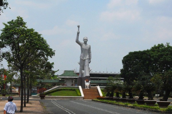 ​Tượng đài anh hùng Võ Văn Tần tại khu di tích.