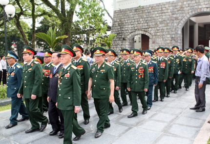Đoàn của Hội Cựu chiến binh Việt Nam đi theo hàng ngũ chỉnh tề.