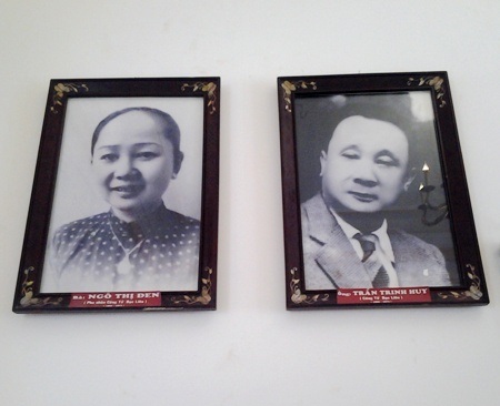 Di ảnh "Công tử Bạc Liêu" Trần Trinh Huy và vợ là bà Ngô Thị Đen được treo ngay trên tầng 2 gian thờ của ngôi nhà.