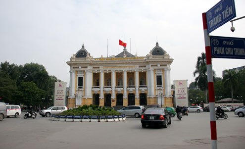 Nhưng sau đó tượng đài này bị bỏ đi, thế chỗ bằng quảng trường Cách mạng tháng Tám nằm ở đầu phố Tràng Tiền.