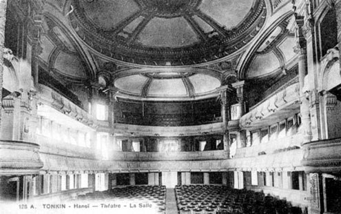 Bên trong nhà hát là sân khấu rộng chứa được 870 chỗ ngồi