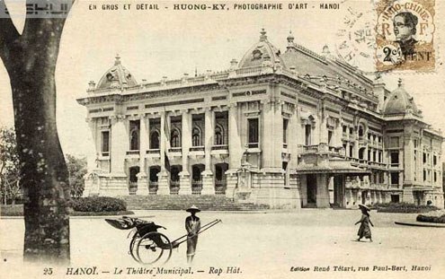 Nhà hát Lớn và xe kéo tay hồi những năm đầu thế kỷ 20.