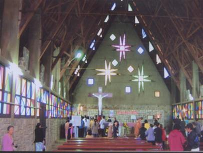 Người dân đến cầu nguyện tại nhà thờ Cam Ly