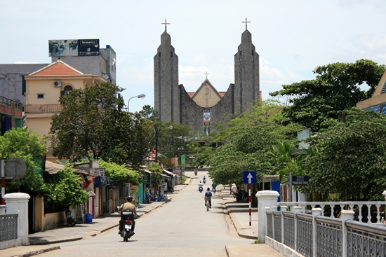 Đường lên nhà thờ Phú cam