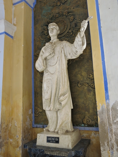 Tượng Andrê Phú Yên - vị linh mục đầu tiên của nhà thờ