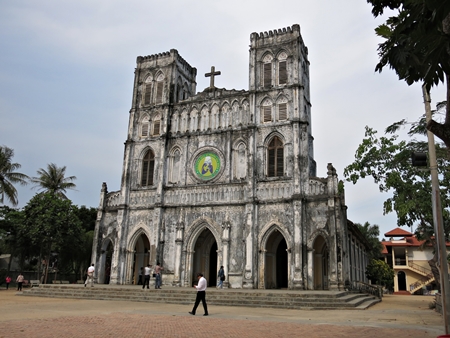 Nhà thờ cổ ở Phú Yên mang dáng dấp kiến trúc Gothic thịnh hành ở Châu Âu trong khoảng thế kỷ 18-19
