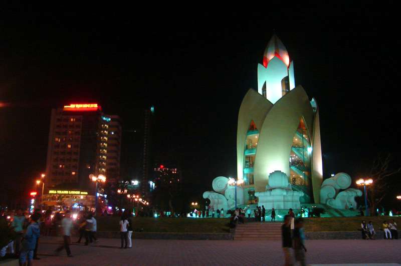 Tháp trầm hương nằm trên bờ biển Nha Trang.