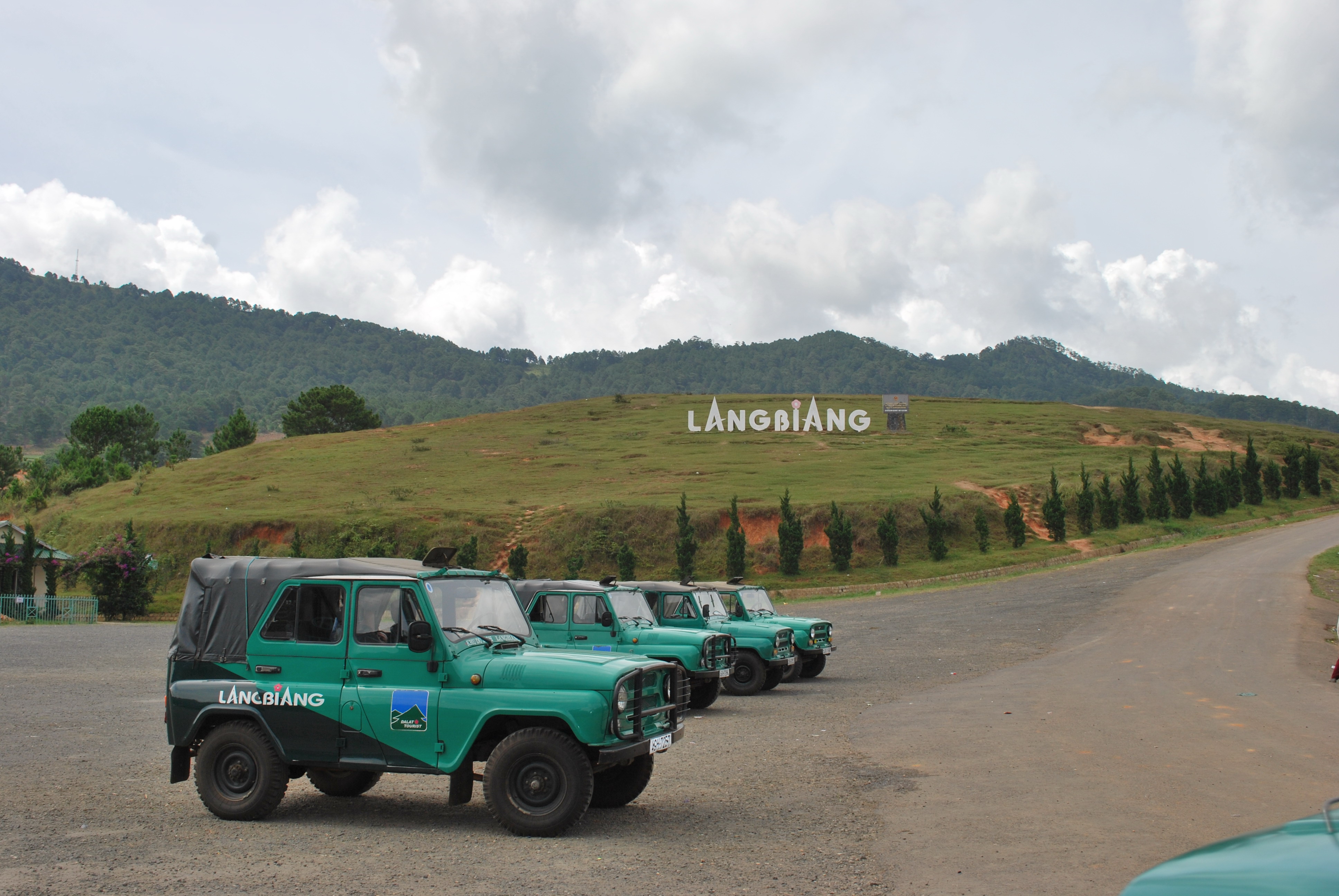 Những chiếc xe Uoát đưa khách du lịch đi chinh phục núi Lang Bian