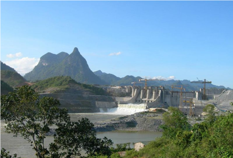 Thủy điện Na Hang bên cạnh núi Pắc Tạ