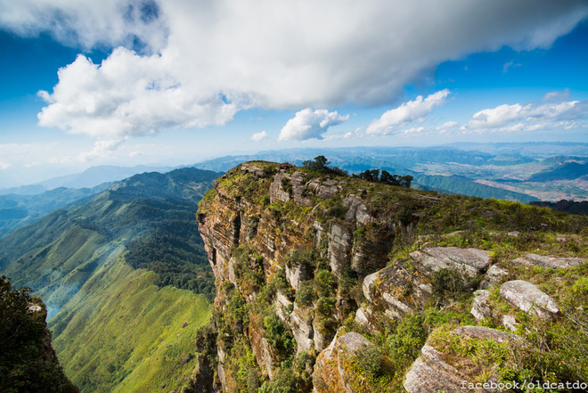 Núi Pha Luông, hay còn gọi là Bờ Lung, (tiếng Thái là núi lớn) có độ cao gần 2.000m ở khu vực biên giới Việt-Lào