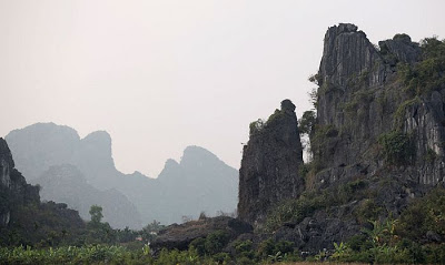 Núi Tràng Kênh nằm ở phía Bắc huyện Thủy Nguyên,
