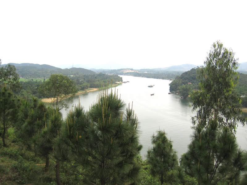 Sông Hương nhìn từ đồi Vọng Cảnh.