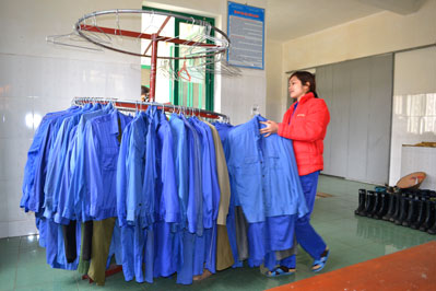 Quần áo bảo hộ lao động được giặt giũ cẩn thận cho công nhân