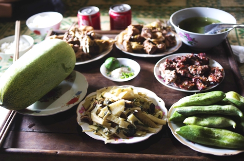 Mâm cơm đặc trưng ở Pù Luông.
