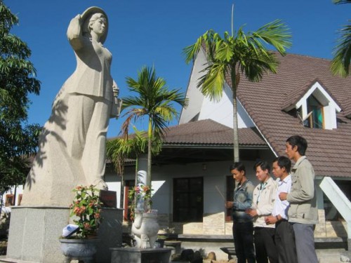 Bức tượng anh hùng liệt sỹ Đặng Thùy Trâm trong khuôn viên