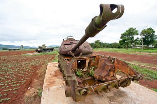 Cận cảnh một chiếc xe tăng Mỹ tại chiến trường Khe Sanh - Ảnh: Tiến Thành