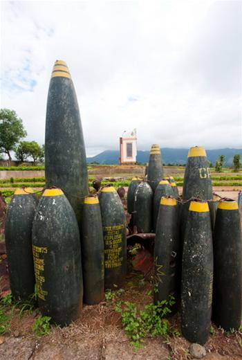 Những loại bom Mỹ ném xuống miền tây Quảng Trị những năm 1965-1972 - Ảnh: Tiến Thành