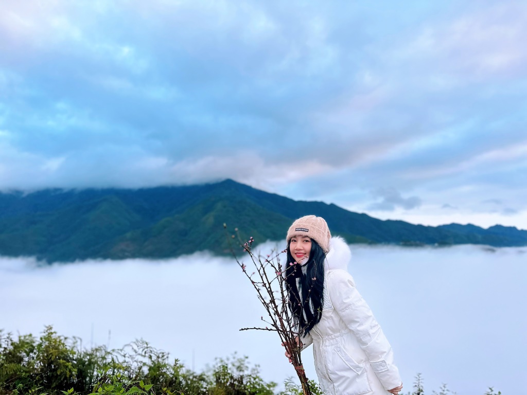 Du khách chụp hình với biển mây ở Tà Xùa.