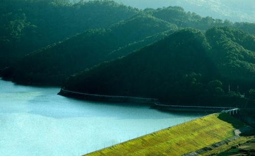 Từ trên đèo nhìn xuống, khung cảnh mới kỳ thú với con dốc thăm thẳm, với toàn cảnh của nhà máy thủy điện Đa Nhim, với hồ nước rộng trong xanh và bờ cát dài trắng xóa. 