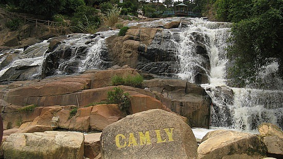 Những Tảng đá to nhẵn bóng có khắc tên &quot;Cam Ly &quot; thật ấn tượng