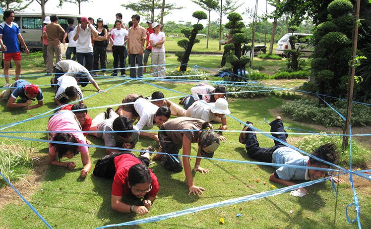 Các trò chơi tập thể tại thác Giang Điền