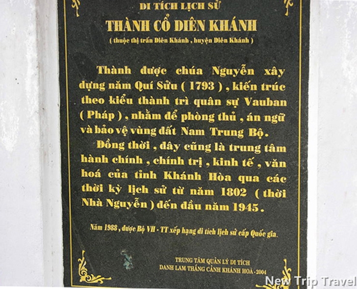 ​Bia tưởng niệm thành cổ Diên Khánh ở cổng Đông.