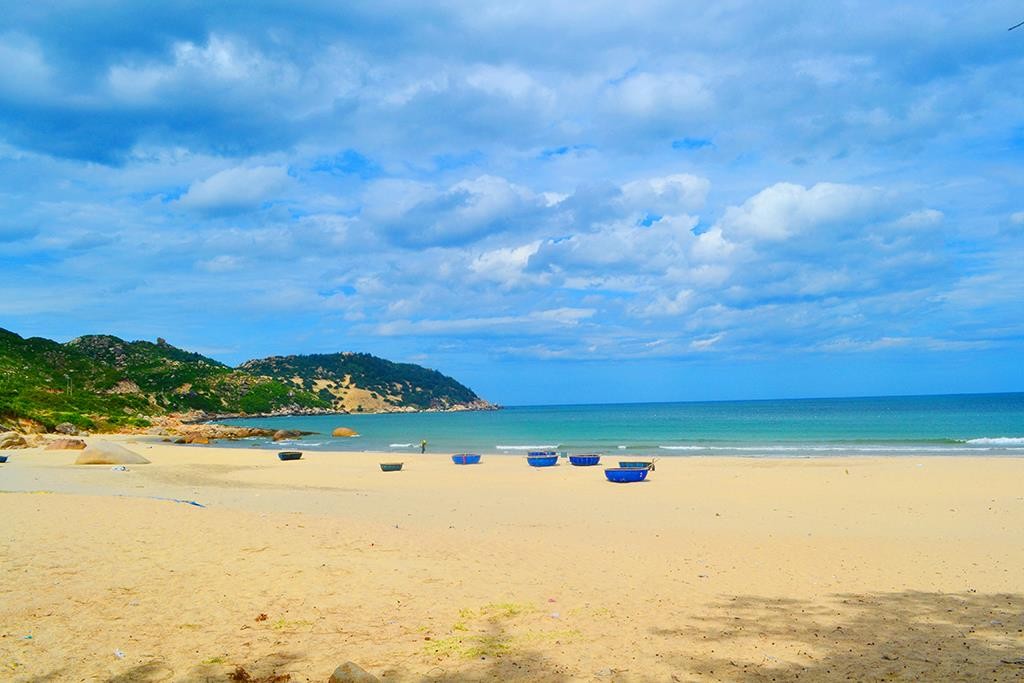 Biển Nhơn Lý - Cát Tiến là một trong những bãi biển đẹp nhất Nam Trung Bộ với nhiều bãi tắm lý tưởng như Cát Tiến, Nhơn Hội, Hải Giang