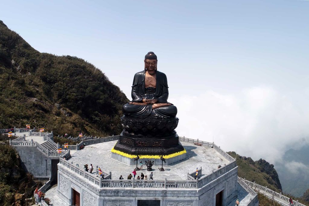 Tượng Phật bằng đồng cao nhất Việt Nam nằm trên đỉnh núi.
