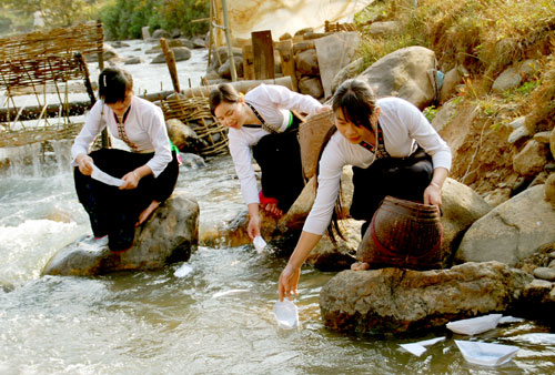 Những cô gái Thái Trắng bên dòng suối