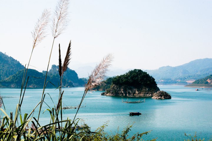 Lòng hồ Thung Nai 