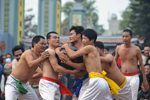 Trò diễn cướp cầu xưa ở Động Phí 