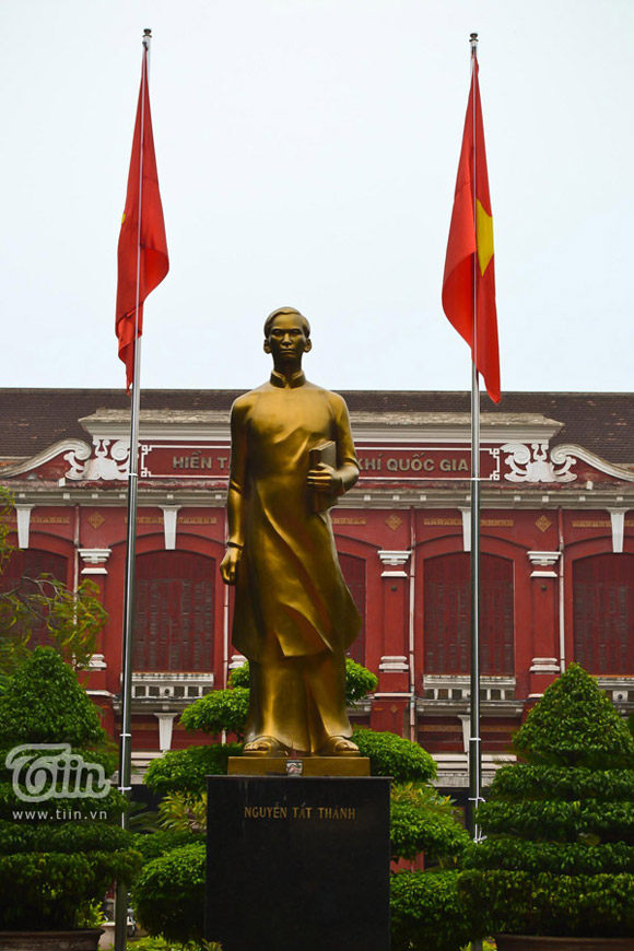Tượng đài người học trò Nguyễn Tất Thành