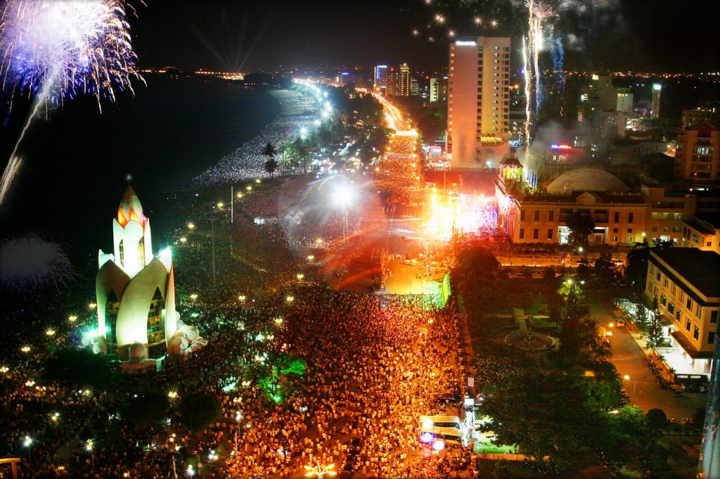 Festival biển Nha Trang đón hàng nghìn lượt khách về thăm