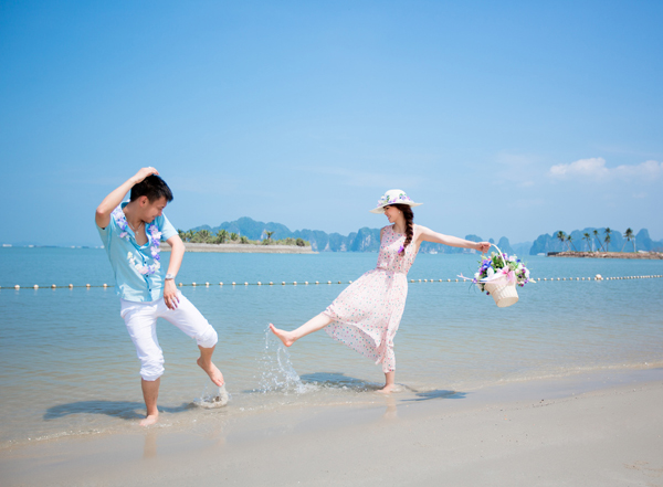Các bãi biển chụp ảnh cưới trong xanh mát lịm.