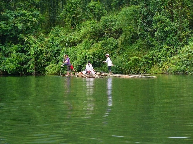 Du khách có thể cùng người dân bắt cá trên sông