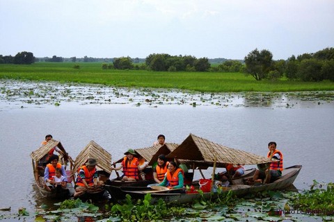 Người dân tham gia làm hướng dẫn viên, chèo thuyền trong mô hình phát triển du lịch sinh thái tại Tràm Chim       Ảnh: N.V.Hùng, H.Nghị