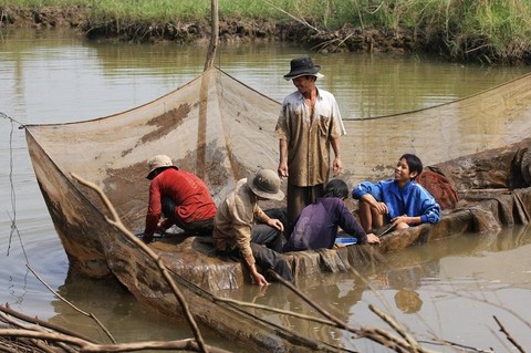 Trong mùa nước nổi, người dân được đánh bắt cá tại 900ha – khu vực cho phép khai thác tài nguyên thiên nhiên, mới được mở rộng tại Vườn Quốc Gia Tràm Chim.     Ảnh: N.V.Hùng, H.Nghị