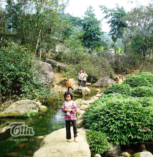 Trẻ em nơi đây vẫn còn lạ lẫm với sự xuất hiện của người lạ