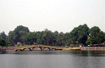 Cây cầu trong công viên