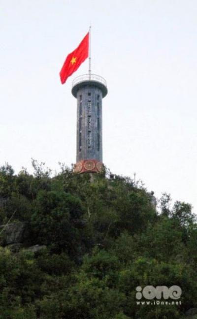 Cảm giác tuyệt vời khi chạm cột cờ Lũng Cú - Hà Giang