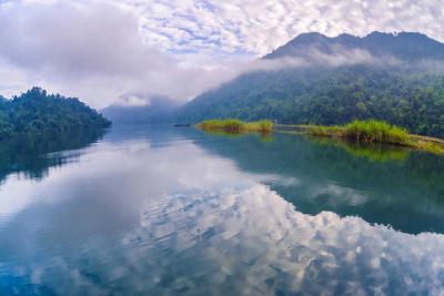 Hồ Ba Bể, viên ngọc xanh giữa núi rừng đông bắc