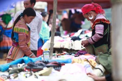 Rực rỡ phiên chợ Cán Cấu ở Lào Cai