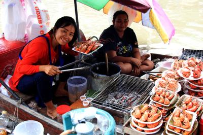 Thưởng thức hải sản tại chợ nổi Thái Lan
